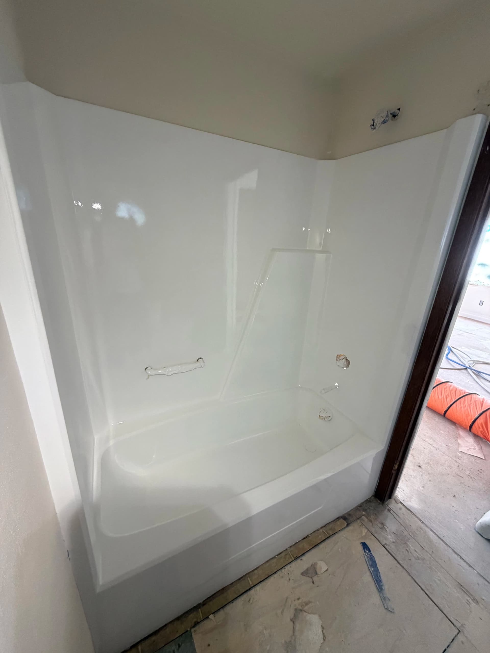 Gallery photos for Tub Surround Refinish Gives Flipped House a Clean Start: Image #2
