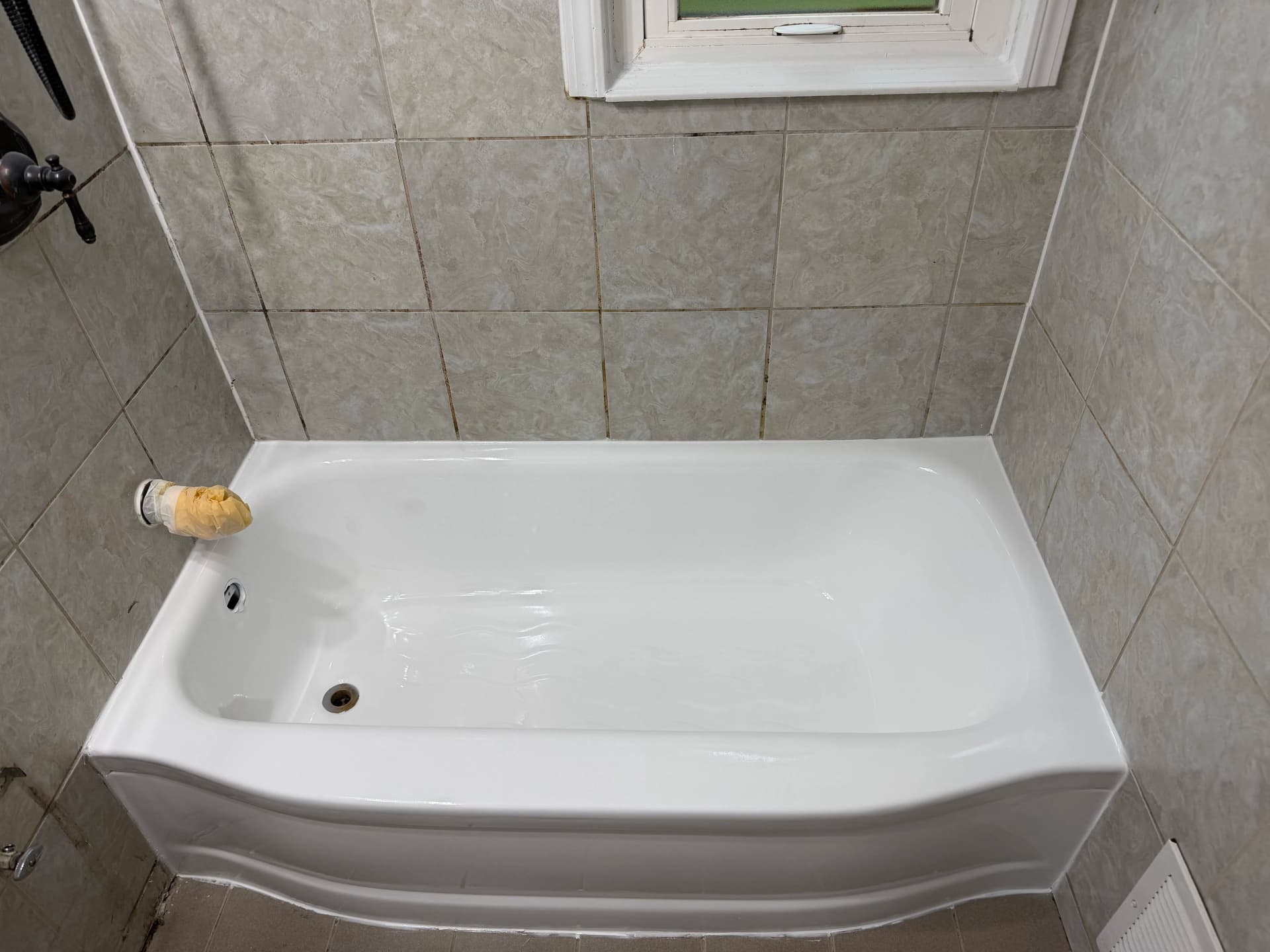 Gallery photos for Worn-Out Tub Gets a Clean, Durable Refinish: Image #2