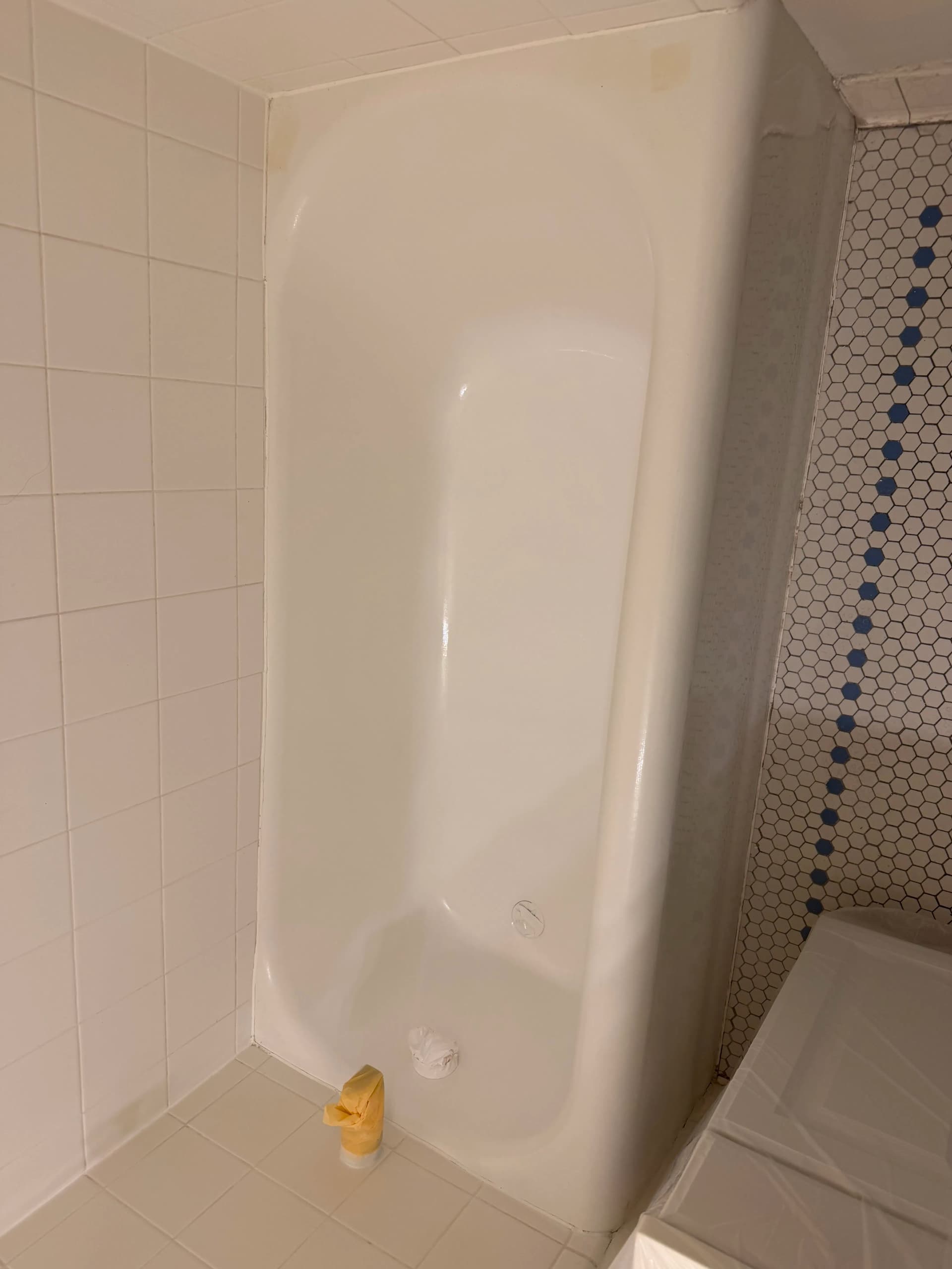 Gallery photos for Peeling and Cracked Tub Gets a Full Refinish and Nonslip Upgrade: Image #9