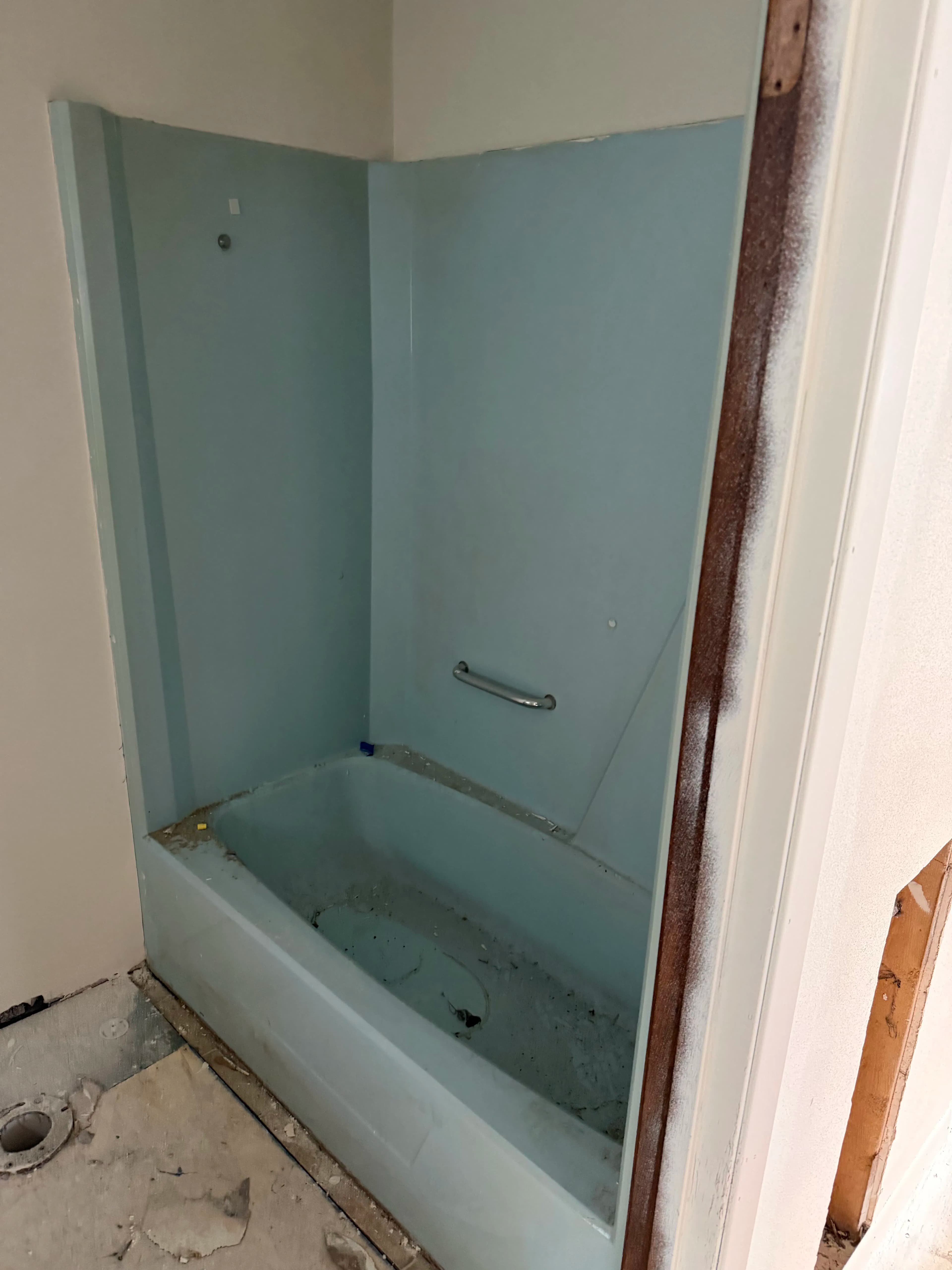 Project Tub Surround Refinish Gives Flipped House a Clean Start image
