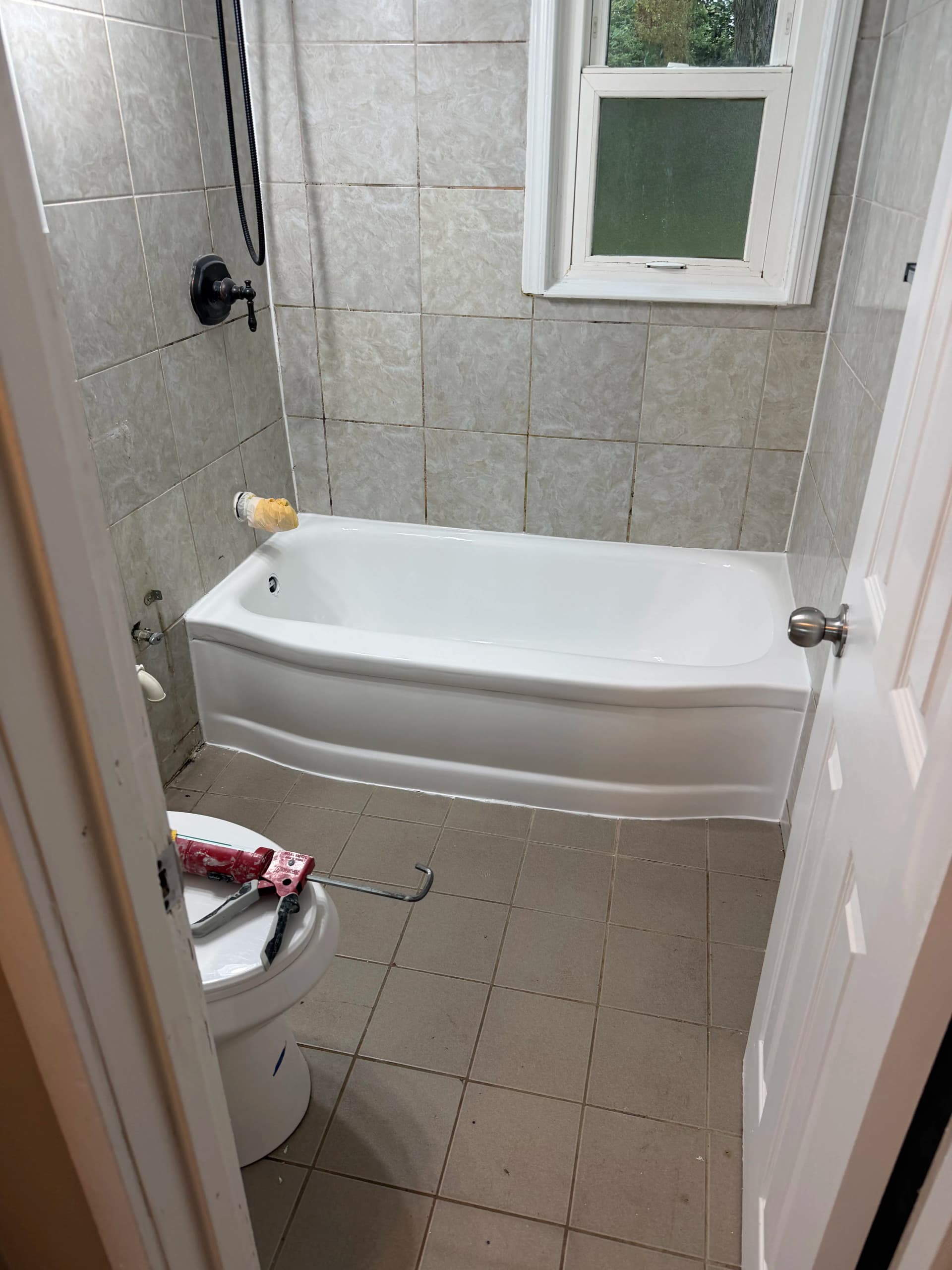 Gallery photos for Worn-Out Tub Gets a Clean, Durable Refinish: Image #3