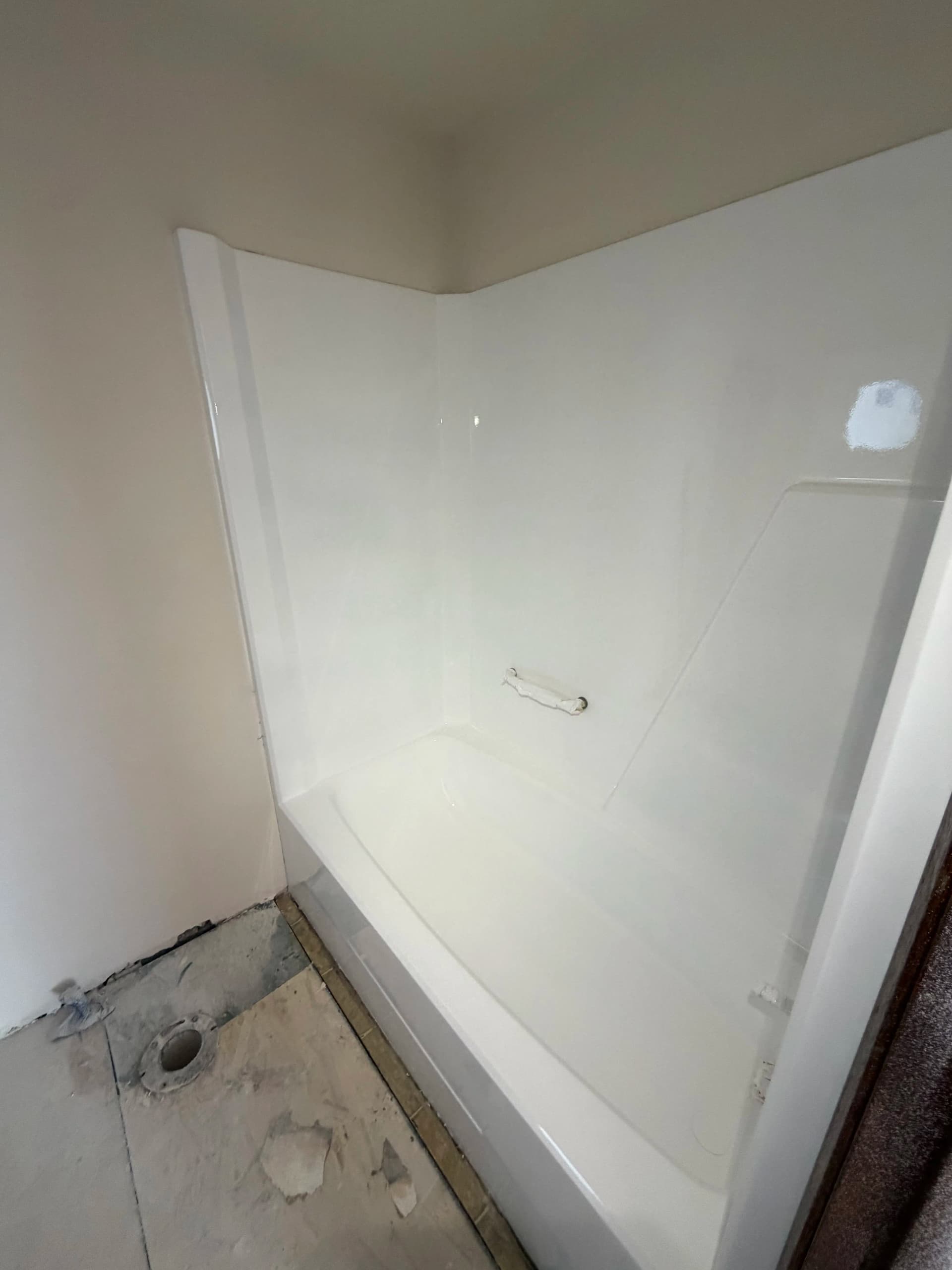 Gallery photos for Tub Surround Refinish Gives Flipped House a Clean Start: Image #3