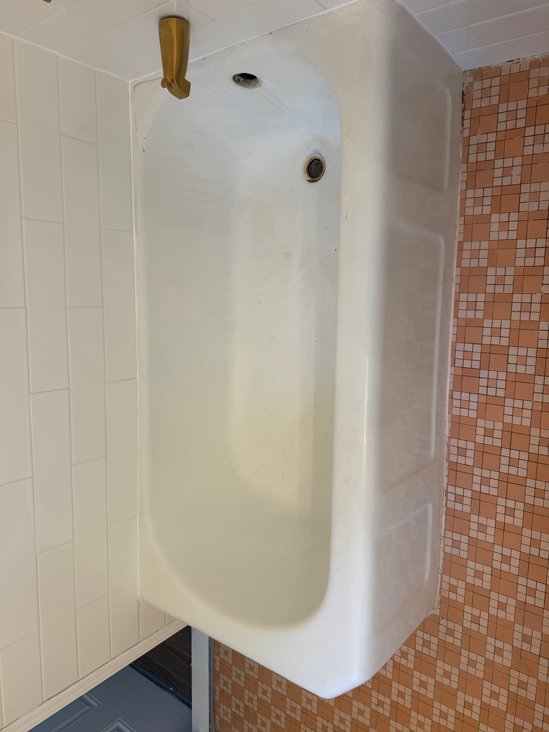 Bathtub Refinishing for a Milwaukee Home Sale