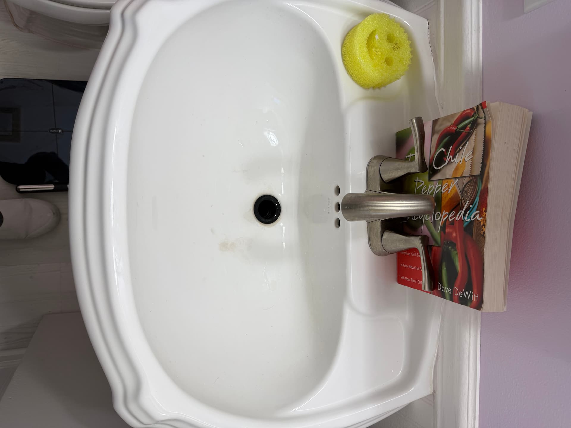 70-Year-Old Pedestal Tub and Sink Get a Fresh High-Gloss Finish
