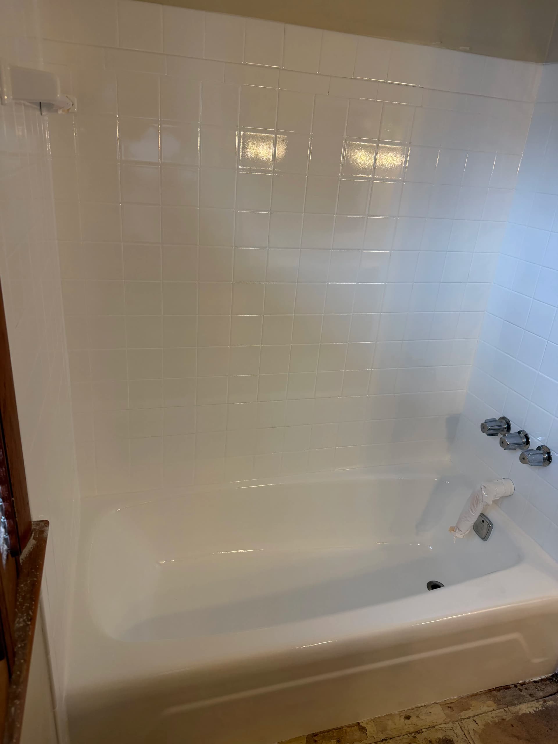 Gallery photos for Flipper Bathroom Tub and Tile Surround Refinish Done Right: Image #3