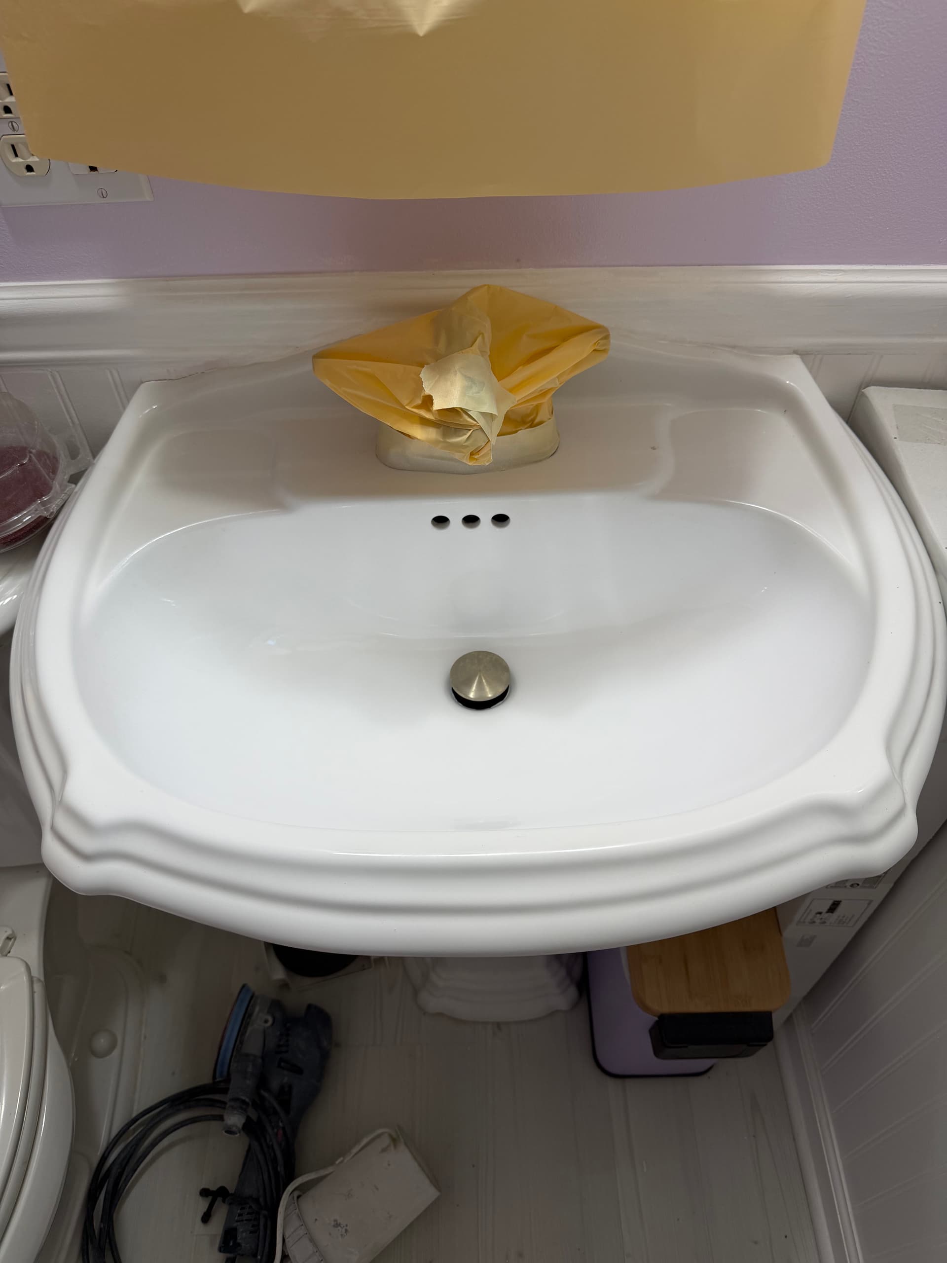 70-Year-Old Pedestal Tub and Sink Get a Fresh High-Gloss Finish