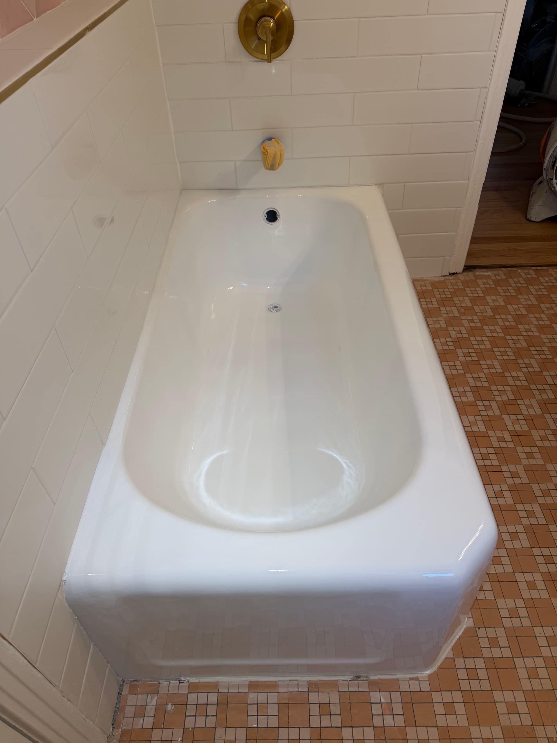 Bathtub Refinishing for a Milwaukee Home Sale