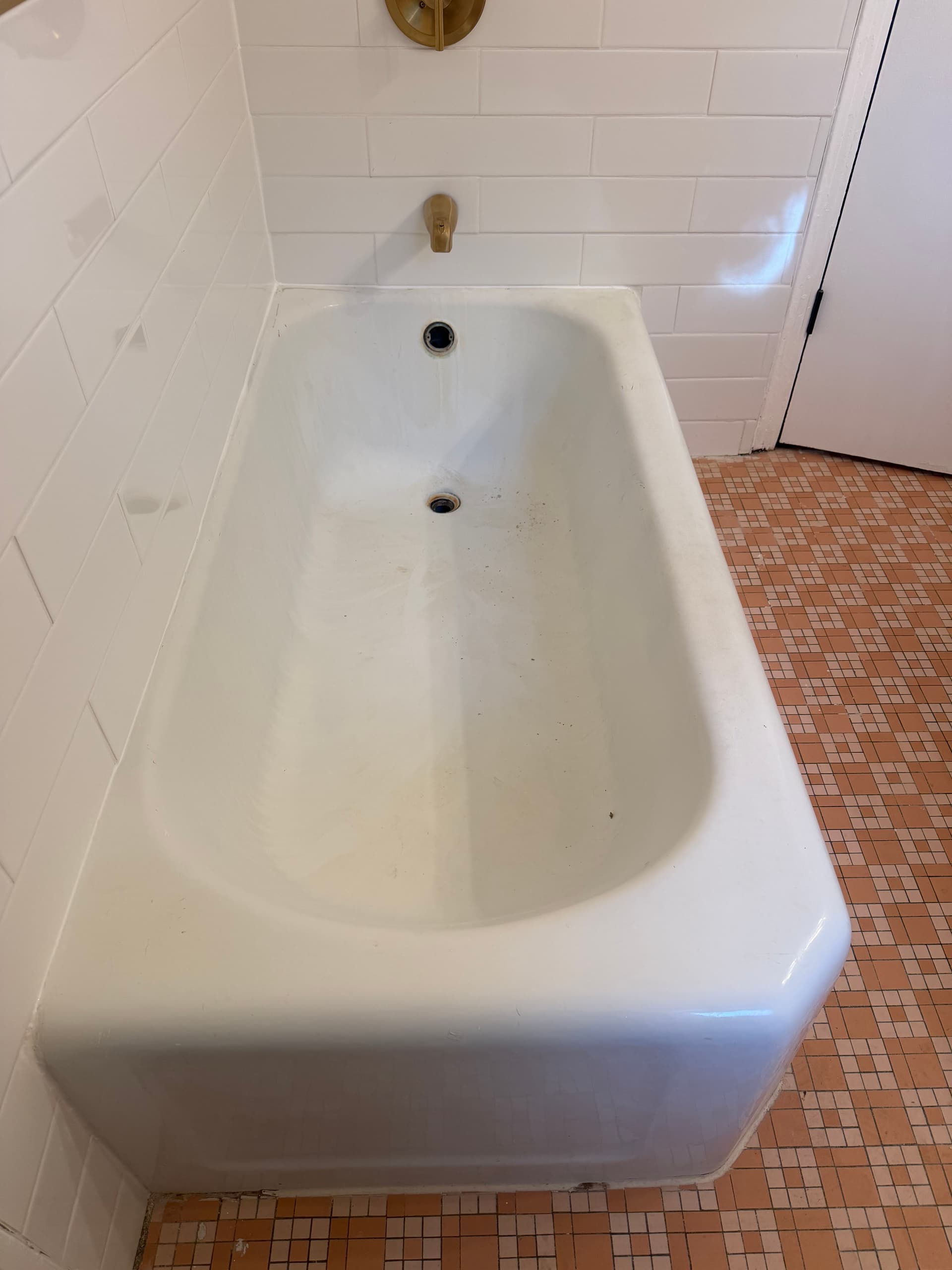 Bathtub Refinishing for a Milwaukee Home Sale