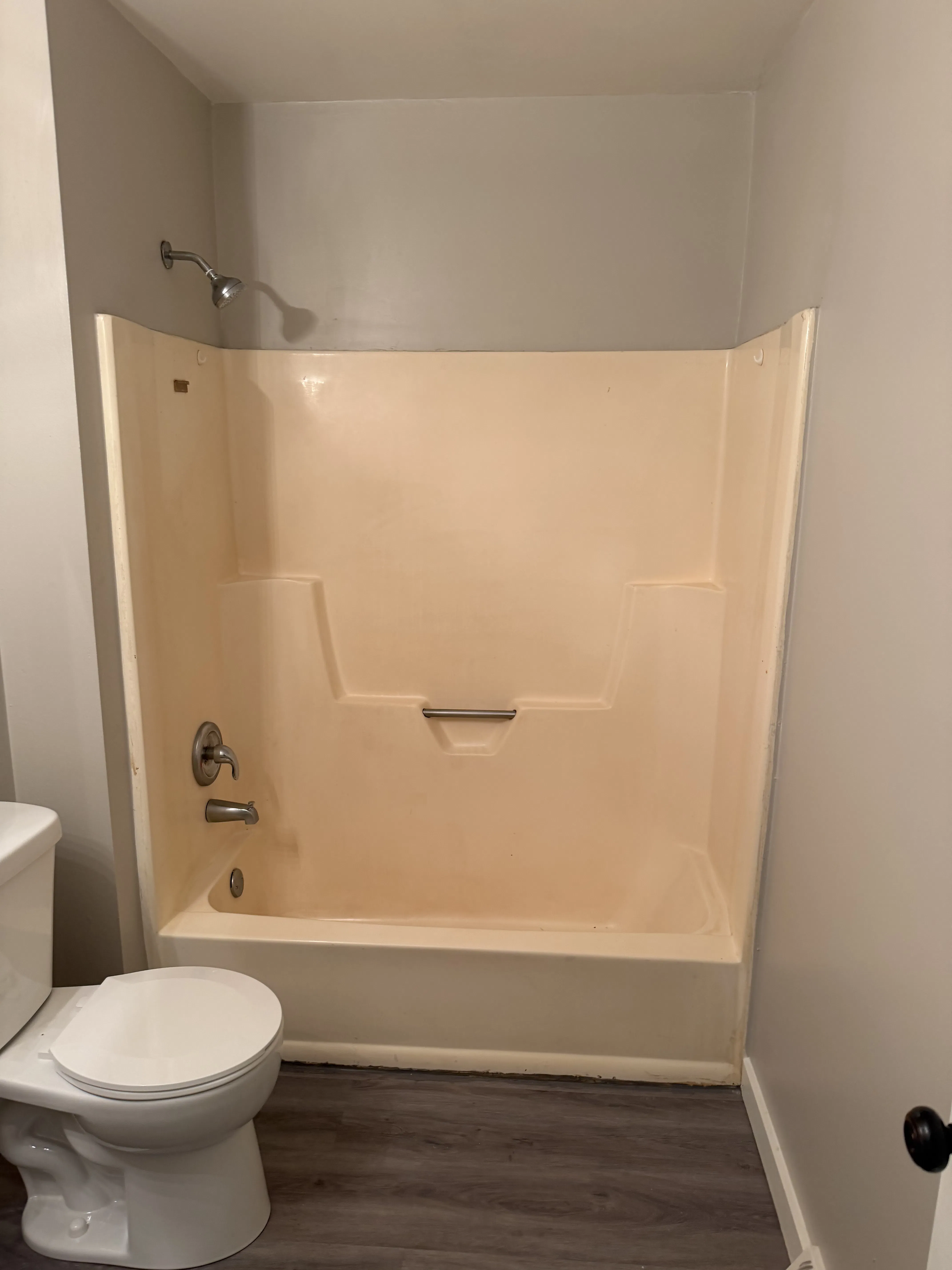 Project Badly Stained Tub Surround Gets a Clean White Finish image