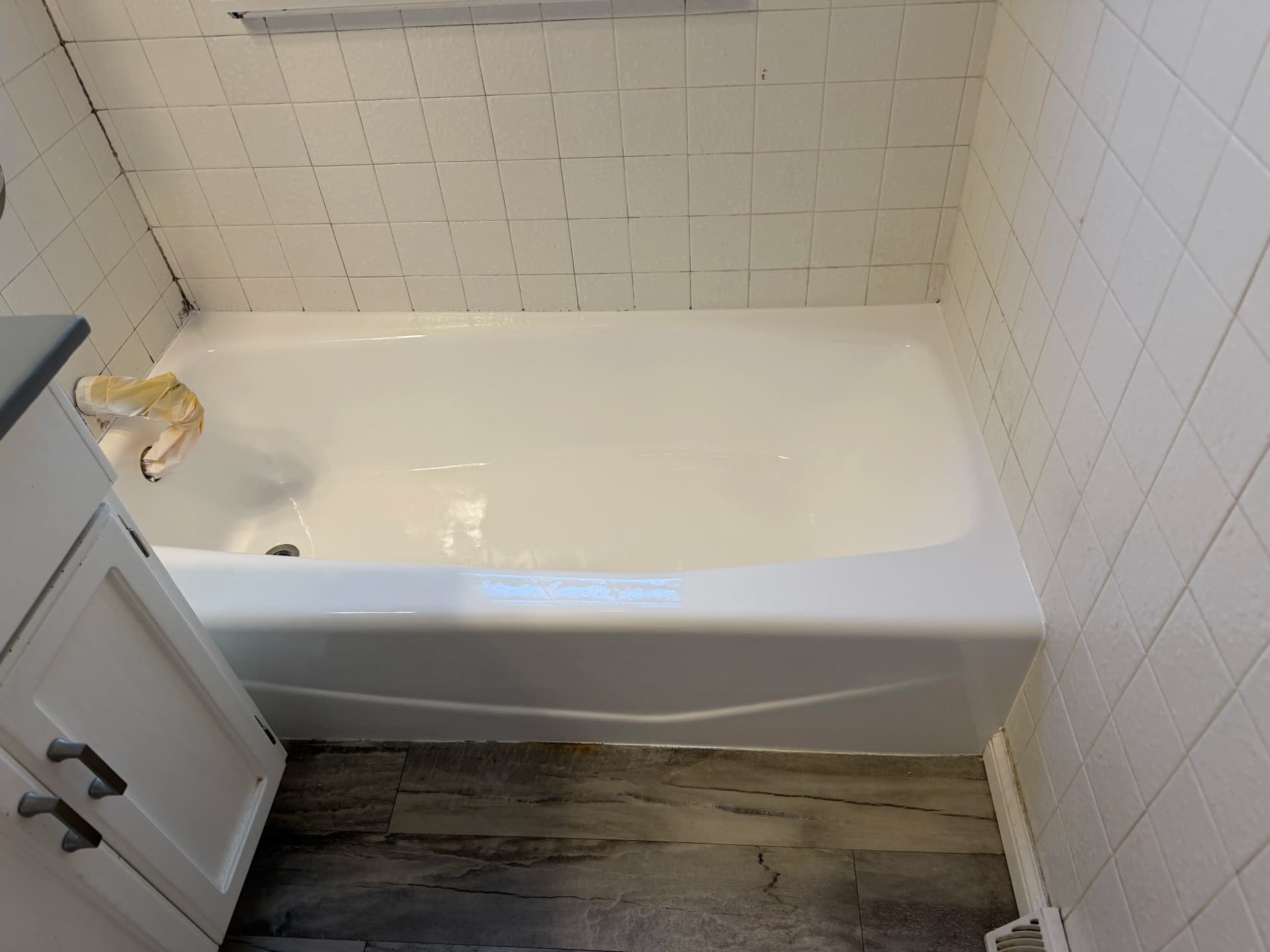 Gallery photos for From Worn and Dull to Glossy Clean Tub Refinish: Image #2