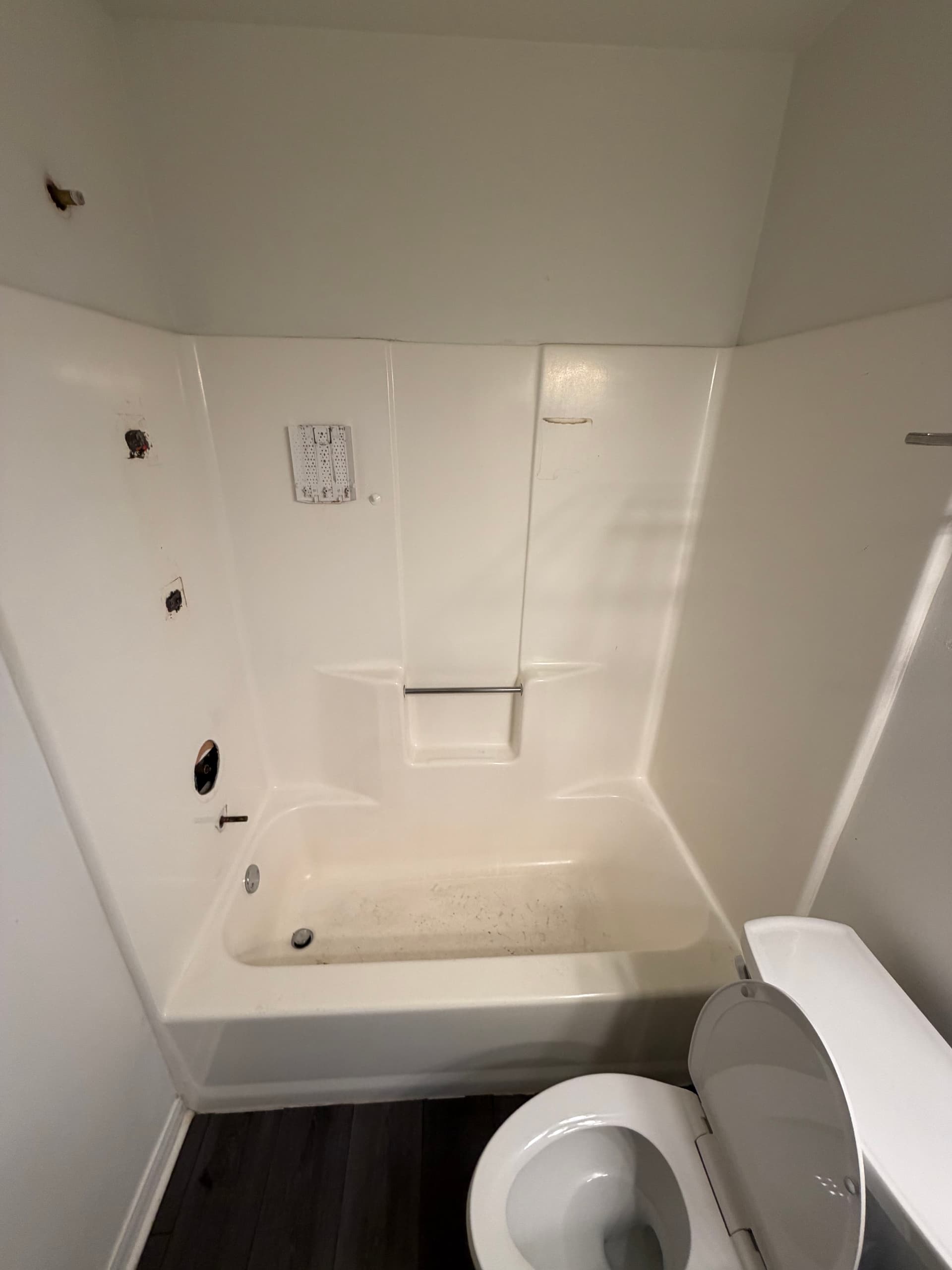 Bathtub Refinishing That Brings Back That Bright White Finish image