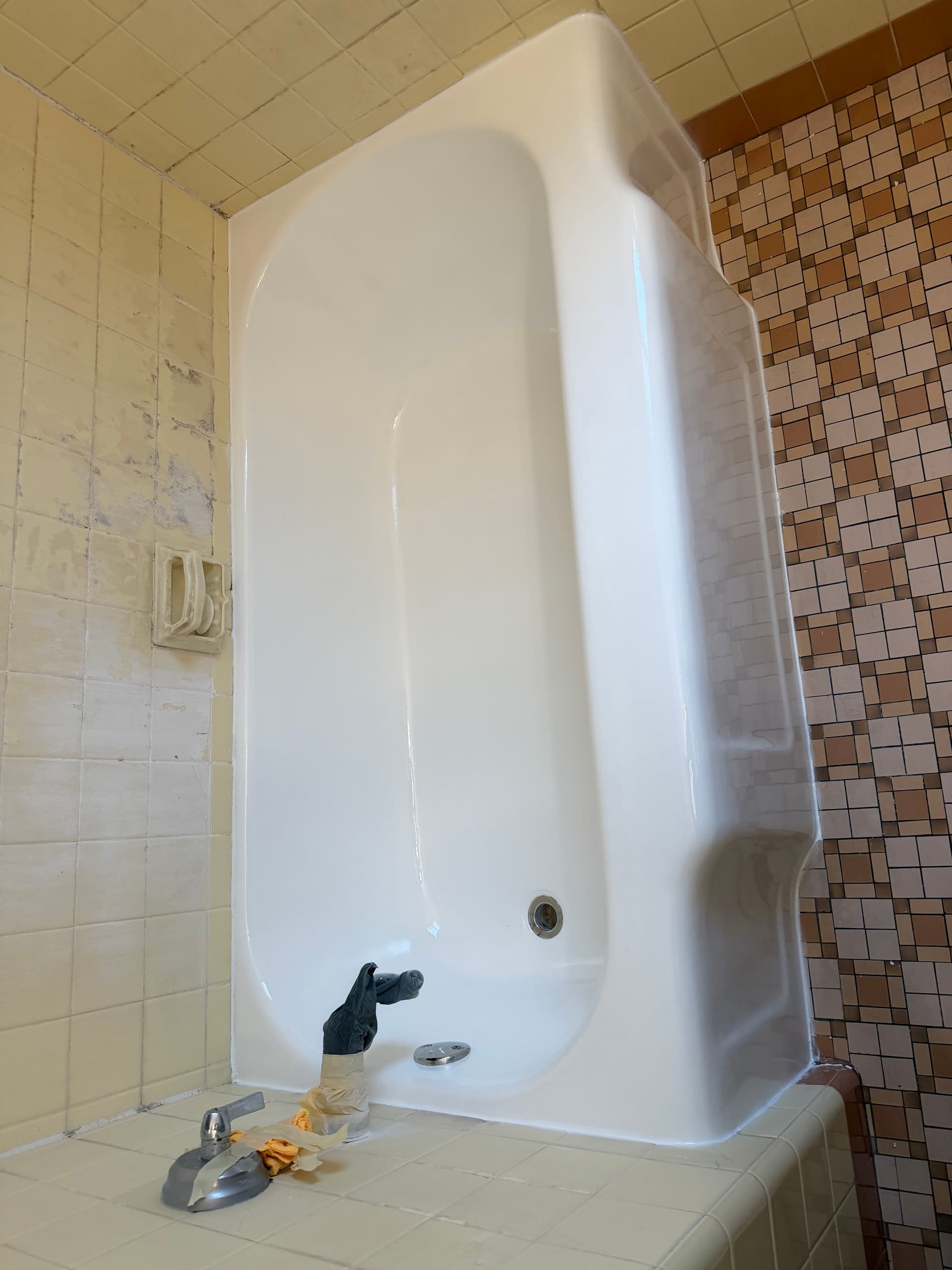 Gallery photos for Heavy Buildup and Peeling Finish - This Tub Got a Full Refinish: Image #1