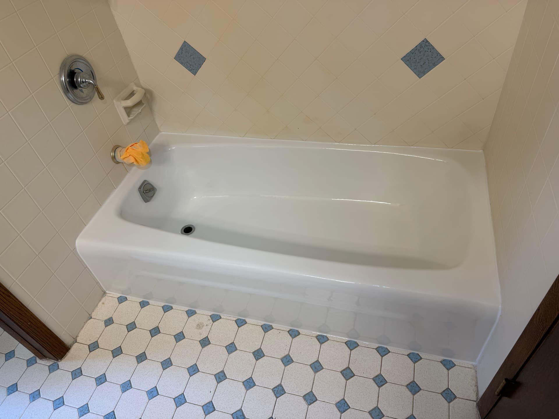 That 70s Blue Tub Got a Fresh Start Without the Demo