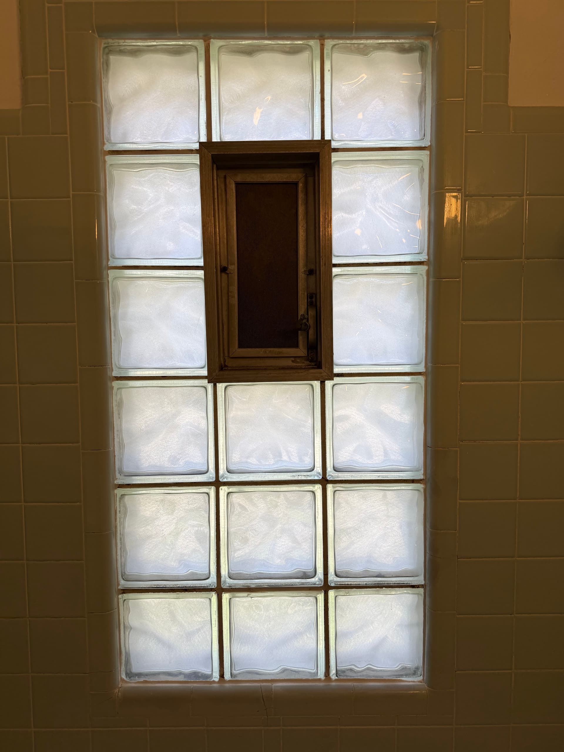 Gallery photos for Rental Bathroom Gets a Full Tub Reglazing and Regrout: Image #6