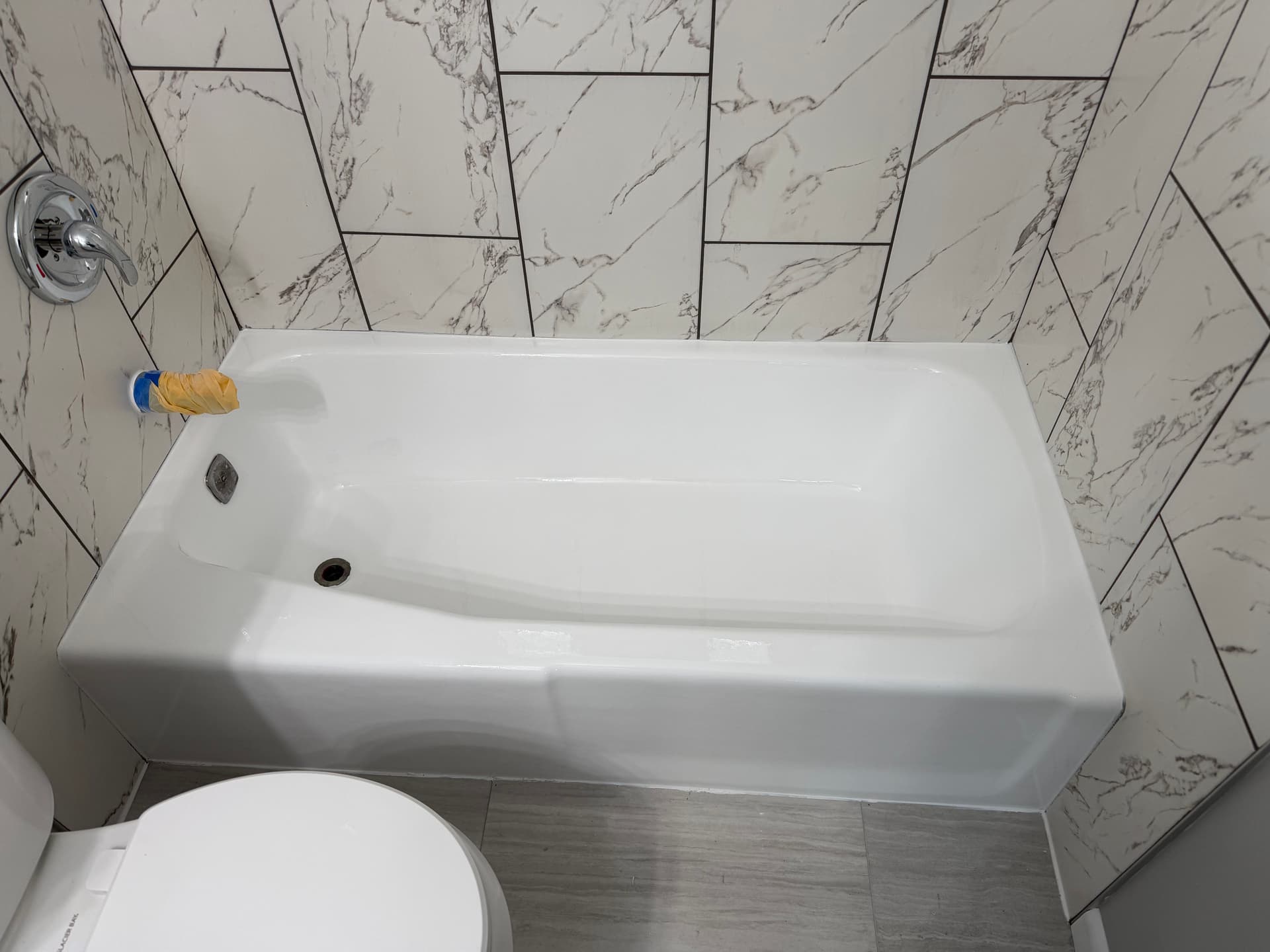Gallery photos for Rental Tub Refinish That Took About 2 Hours: Image #1