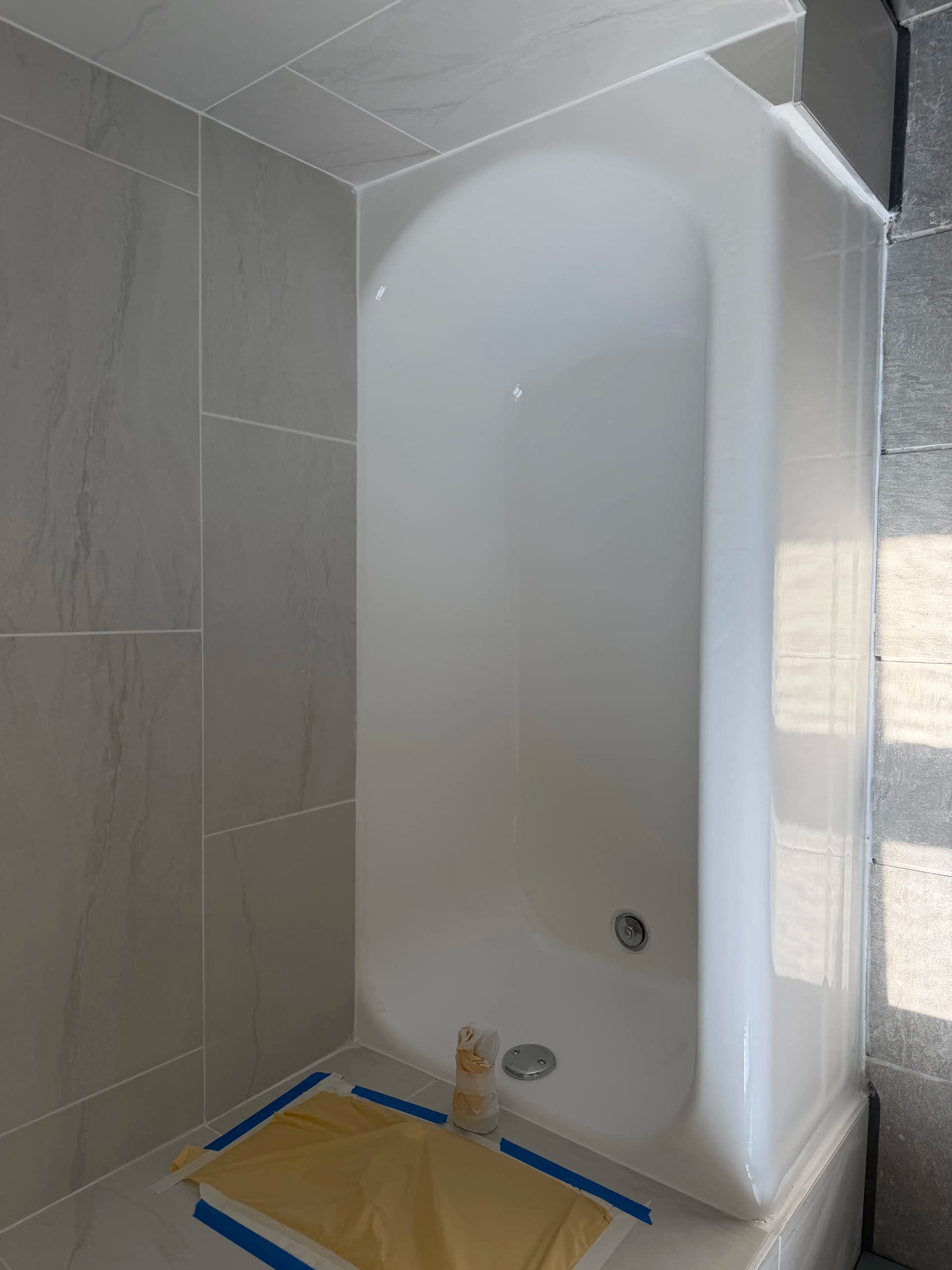 Gallery photos for Stained and Chipped Tub Gets a Full Refinish with Non-Slip Floor: Image #2