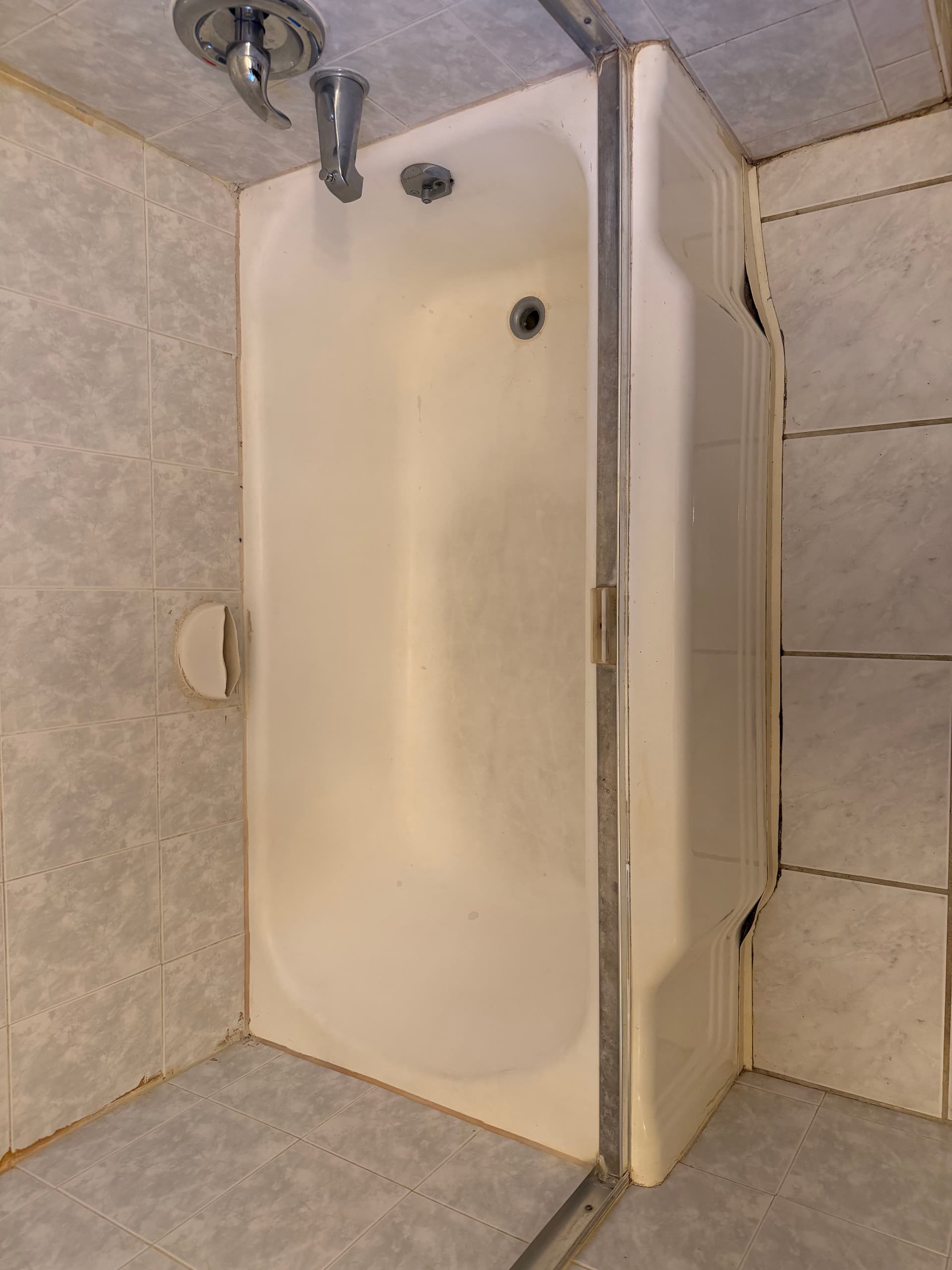 Gallery photos for A 30-Year-Old Tub Gets a Second Life Through Refinishing: Image #1