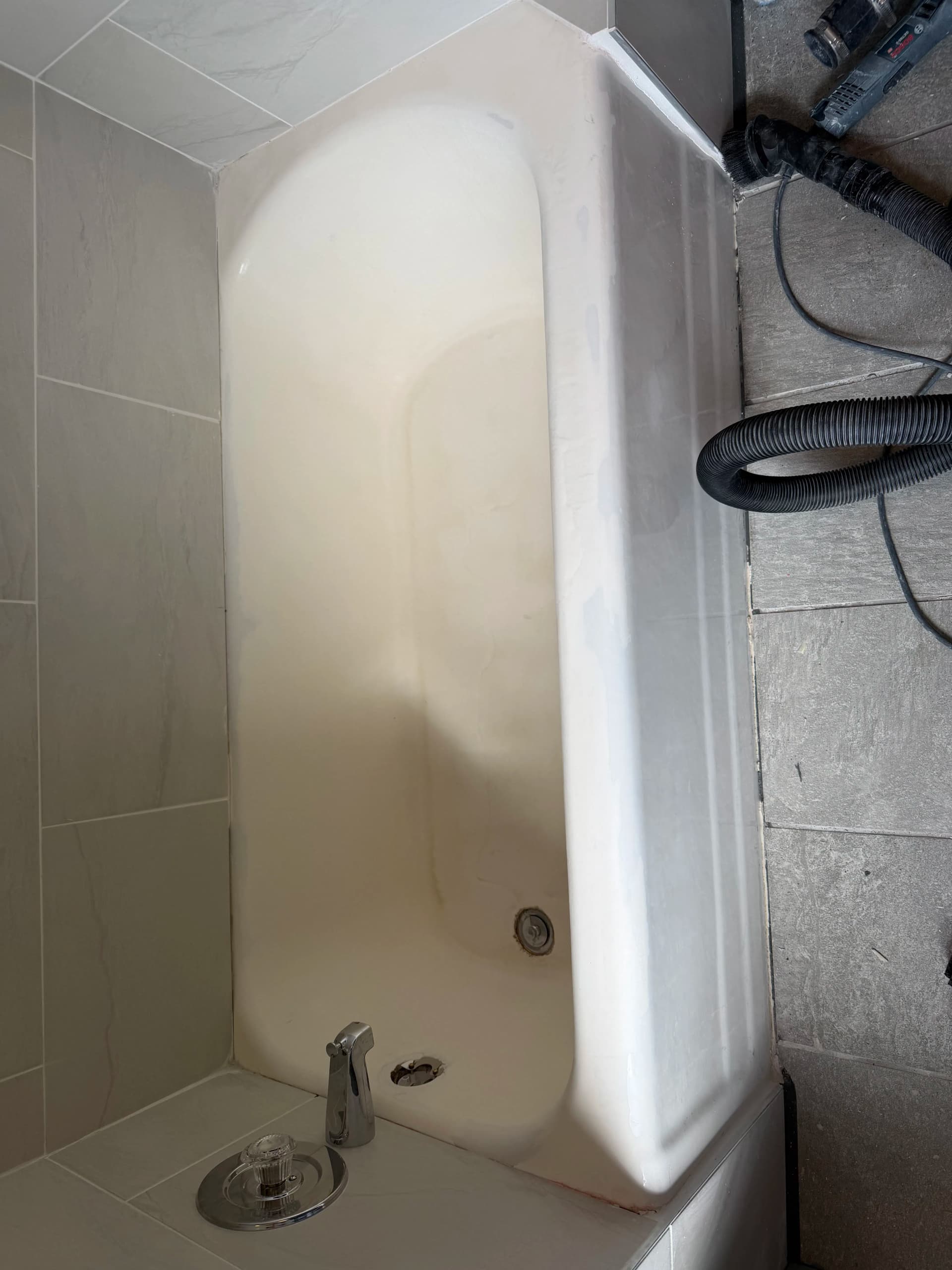 Gallery photos for Stained and Chipped Tub Gets a Full Refinish with Non-Slip Floor: Image #1