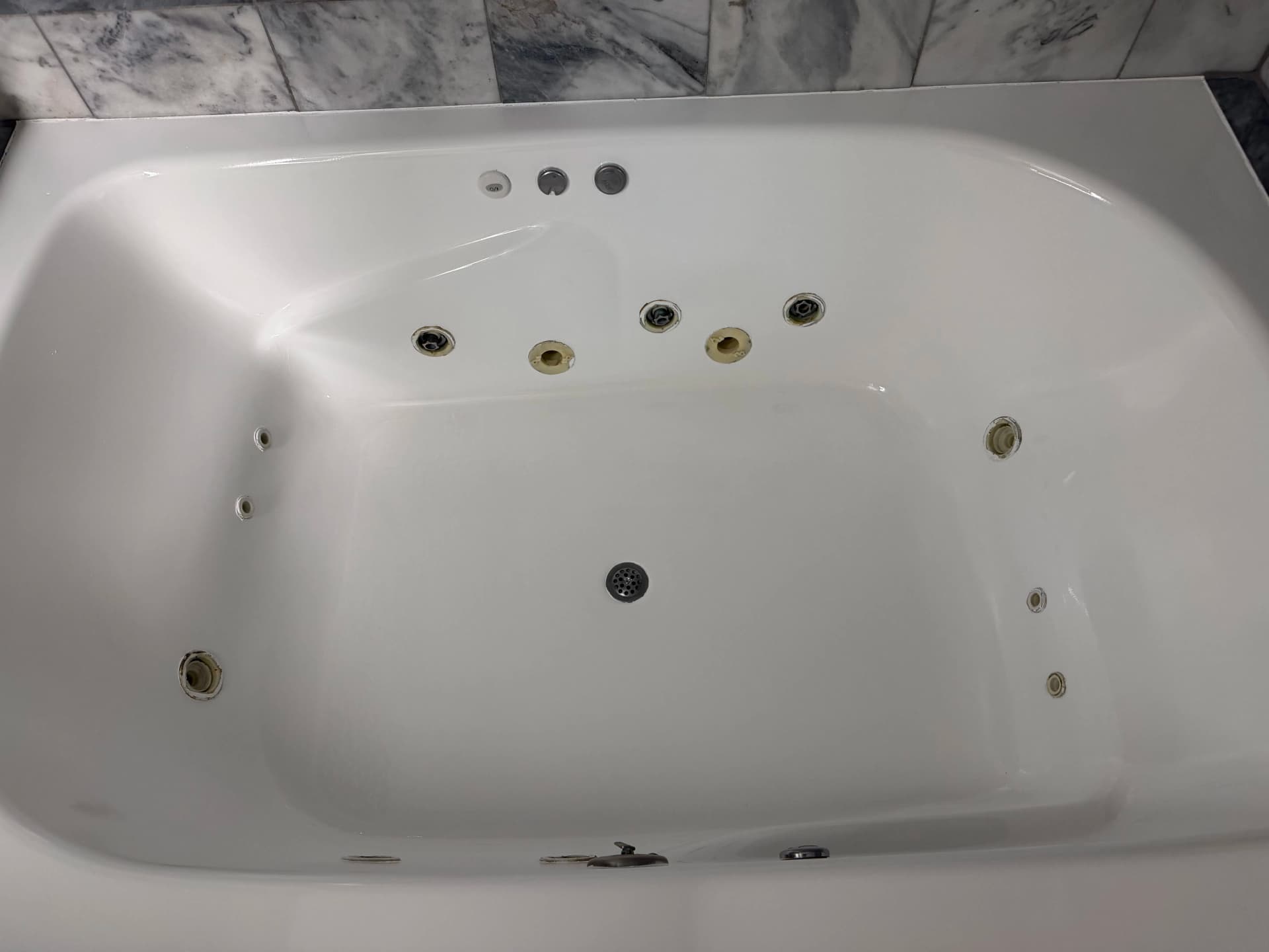 Gallery photos for Hotel Jet Tub Refinished With a Glossy, Durable Finish: Image #4
